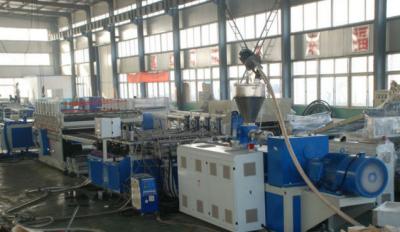 China La línea plástica completamente automática de la protuberancia del tablero para la espuma del PVC sube al CE ISO9001 en venta