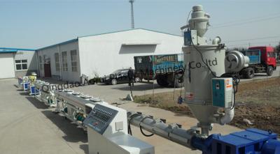 China Línea de la protuberancia del tubo del suministro de gas PE del agua, máquina de la protuberancia del tubo del drenaje PE del agua en venta