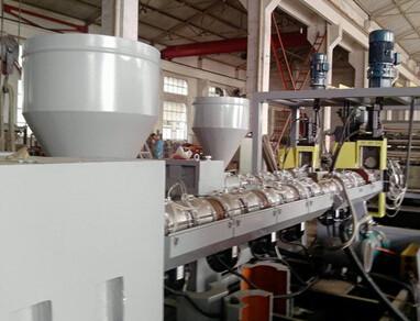 China Cadena de producción de alto impacto del tablero de la espuma de los PP PE de la resistencia 3-30m m 700kg/H en venta