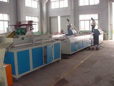 Chine Ligne en plastique d'extrusion de profil de PVC pour le profil décoratif/PVC faisant la machine à vendre
