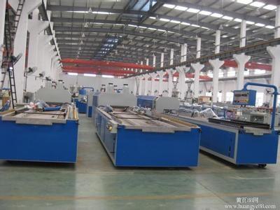 China linha de produção da placa da largura WPC de 600-1250mm com máquina de estratificação à venda