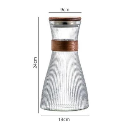 China Ribbed Hourglass Shaped Glass Carafe With Wooden Lid For Water Beverage Daily Use Food Grade Silicone Ring à venda