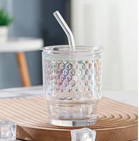 China Taza de agua de vidrio transparente de 400 ml con paja y tapa sellada Lleve para uso diario en venta