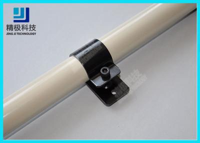 China Afiance las juntas de tubo con abrazadera negras del metal del conector entre el tubo del PE y la placa compuesta en venta