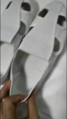 中国 卸し売り工場クリーンルームのための白い4つの目通気性のesdの電子工学のズック靴 販売のため