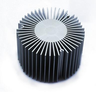 China Las protuberancias de aluminio llevadas del disipador de calor, plateado/negro anodizaron perfiles de aluminio sacados en venta