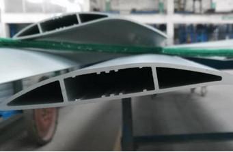 Chine L'entrepôt utilisant les pales de ventilateur industrielles de fronde de paume/auvents en aluminium lambrissent la pale de ventilateur de HVLS à vendre