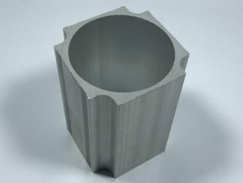 China Perfil de aluminio sacado anodizado de la protuberancia del OEM del recinto con trabajar a máquina acabado en venta