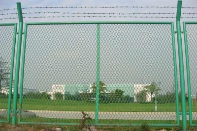 China 8 Guage Metal Mesh Fences 55*100mm Opening For Garden for sale