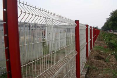 China Das 8 Messgerät-Metall Mesh Fences 55*200mm täfelt 1800mm Höhen-roten Posten zu verkaufen
