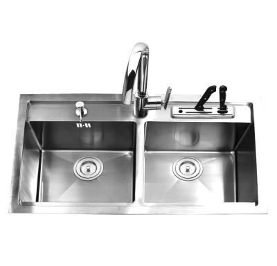 China Modern Country Handmade Kitchen Sink Equal Basin Center Drain Placement for sale