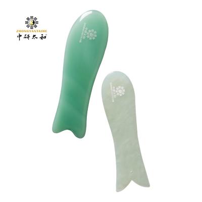 China Fish Shaped  100% Natural Gua Sha Scraping Massage  Tool Face Green Aventurine Quartz Jade Guasha Board en venta