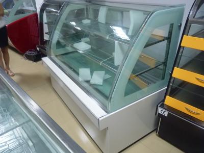 China Big Capacity Cake Display Glass Freezer With Arc Shape Curve Glass for sale