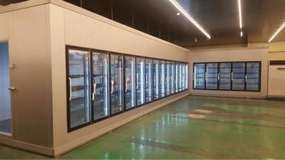 China A caminhada personalizada na porta de vidro do congelador para a exposição do vegetal/bebida refrigerou a sala à venda