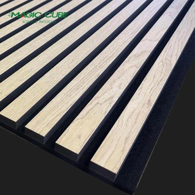 中国 装飾 木製 スラット パネル 内装 木製 スラット 壁 アクパネル 木製 ストライプ 壁 パネル 販売のため