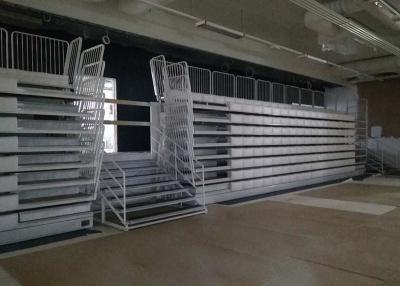 China Arena Stage multifuncional de pasillo de deporte que asienta el material del HDPE con el banco del polímero en venta