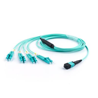 China La hembra del cordón de remiendo de FTTH MPO MTP a 8 12 fibras del LC 4 aviva hacia fuera el cable de fribra óptica en venta