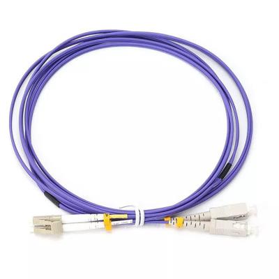 China El remiendo de la fibra óptica lleva 2cores LC APC al dúplex púrpura del SC APC OM4 50/125um LSZH en venta