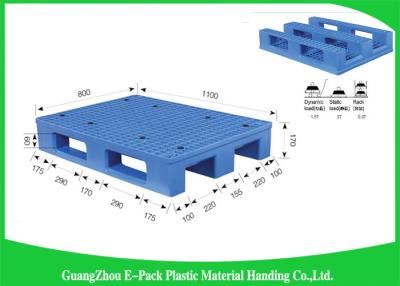 Chine Les palettes en plastique résistantes durables transportent le déplacement antidérapage avec les tubes en acier à l'intérieur à vendre