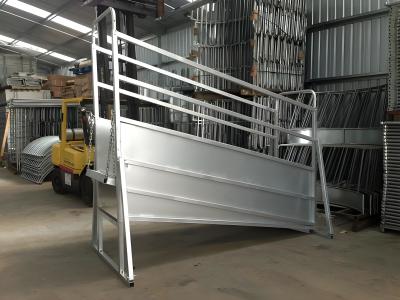 China Panel de cerca de ganado ajustable a la altura de 10' Rampa de carga de ganado galvanizado con puertas corredizas en venta