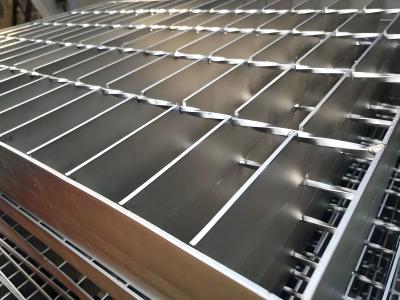 Chine 30x100mm grille de plancher en acier grille d'acier pour allée personnalisée grille en acier inoxydable à vendre