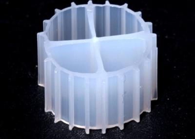 China Bolas plásticas do material MBBR do HDPE do Virgin dos meios de filtro da cor branca bio para RAS à venda