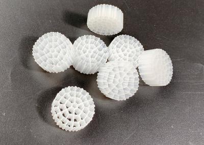 China Bio material blanco del HDPE del color de filtro de Biocell de las bolas de Biotube Biopipe medios en venta