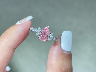 China Pear Brilliant Cut Laboratory Fancy Pink Synthetic Diamond 1.7ct Main Stone 18K White Gold Set Engagement Ring à venda