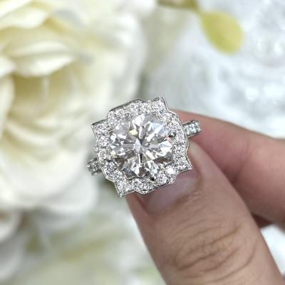 Chine 18k Cool Design Ring 3ct Blanc Diamanté en laboratoire Luxe Design Ronde Forme Synthétique Diamantée à vendre