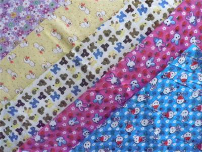 Chine Couche-culotte stratifiée imperméable de tissu de flanelle de coton de style de tissu floral classique de flanelle à vendre