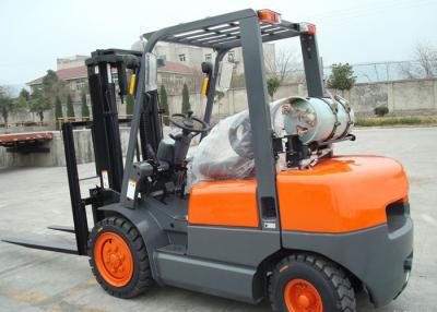Chine Moteur de NISSAN K25 équipement de chariot élévateur de LPG de 3,5 tonnes avec les pneus solides et le plein mât libre à vendre