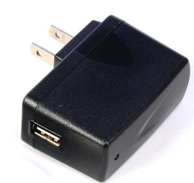 Chine Chargeur portatif d'USB, chargeur coloré d'USB de chargeur de mur de maison d'USB de prise d'EU/USA pour l'iphone à vendre