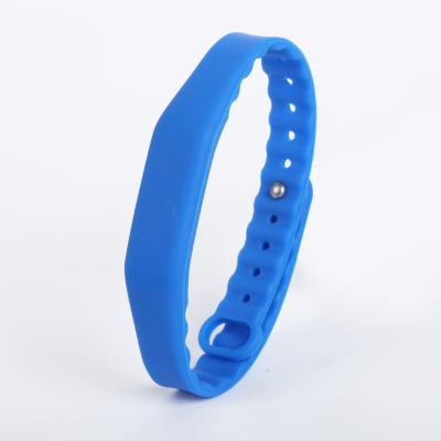 China Programmable Silicone ntag213 wrist band RFID NFC Bracelet for sale