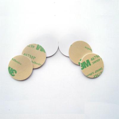 Chine Sur l'étiquette symbolique de pièce de monnaie de NFC en métal RFID 215 imperméabilisent l'ANIMAL FAMILIER d'ABS de PVC dur à vendre
