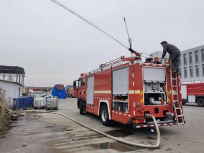 Chine PM80/SG80 camions de pompiers d'urgence eau 5800L mousse 2000L 2+4 personnes HOWO moteur de pompiers électrique à vendre