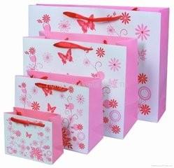 中国 ギフトの紙袋を印刷する買物をすることのための精巧に Hnadle のピンクの紙袋 販売のため