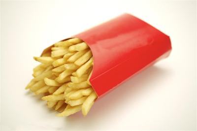 China Saque la caja de papel que empaqueta, caja de papel de las patatas fritas rojas brillantes en venta
