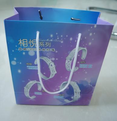 China Sacos de compras feitos sob encomenda impressos do papel de embalagem de parte inferior lisa com cordão à venda