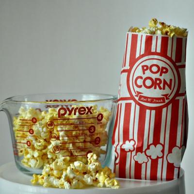 中国 Paper Popcorn Bags Customized 謝肉祭王の紙袋赤くおよび白い 1 オンスのパック 販売のため