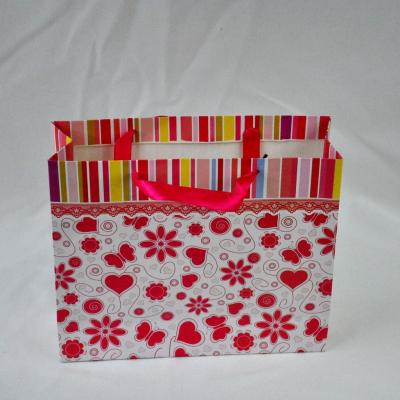 China Ribbon Handle Custom Paper Bags , Eco-friendly Flowery Kraft Paper Bag for sale