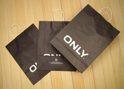 China Plain Color Custom Paper Bags Matte Black Packaging Kraft Paper for sale