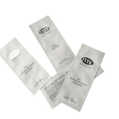 Chine Sachets liquides imprimés blancs de crème hydratante adaptés aux besoins du client par logo cosmétique de sacs d'emballage de soins de la peau à vendre