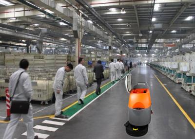 Chine Promenade d'utilisation d'atelier d'habillement derrière la balayeuse de plancher rechargeable et la puissance 24V à vendre