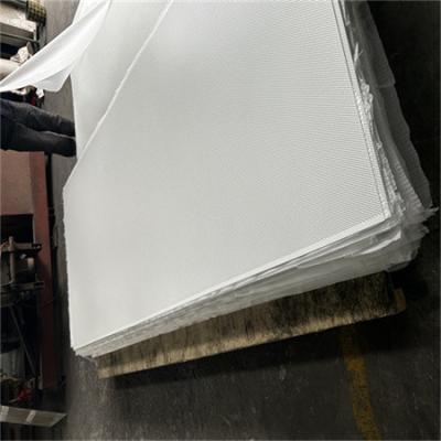 Chine Feuillard perforé en aluminium blanc feuille en aluminium de 0.8mm x de 1220mm avec des trous à vendre