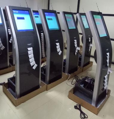 Chine 17 kiosque symbolique de nombre de système de file d'attente de distributeur de billet de pouce QMS avec l'imprimante thermique à vendre