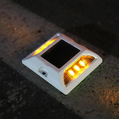 China Automatic Solar Powered Road Markers Pavement Marker Lamp LED Reflector for sale