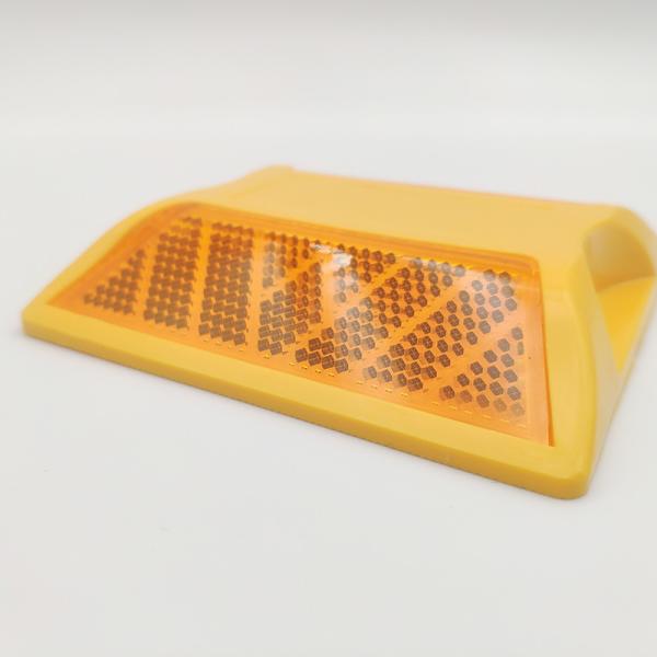 Quality High Visibility Plastic Road Stud Safe ABS Raised Driveway Marker 100*100*18mm for sale