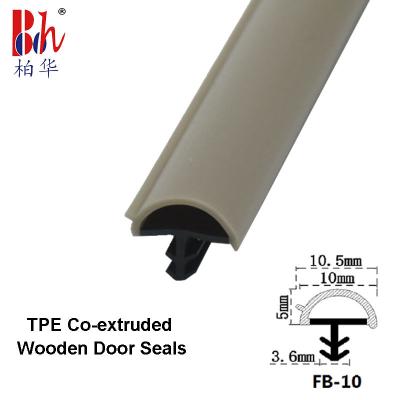 中国 共同押し出された木製のドアのシール ストリップ D の形のゴム製シーリング ストリップの反衝突のウェザーストリップ グレーのカシ色 販売のため
