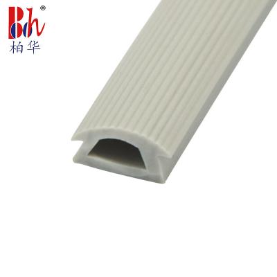 China Tira de goma de PVC deslizante anti para barra de suspensión de ropa adaptable en venta