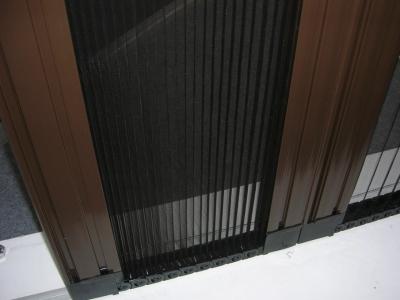 中国 ブラックグレーのガラス繊維の蚊帳 複合された蚊帳 ドア 販売のため